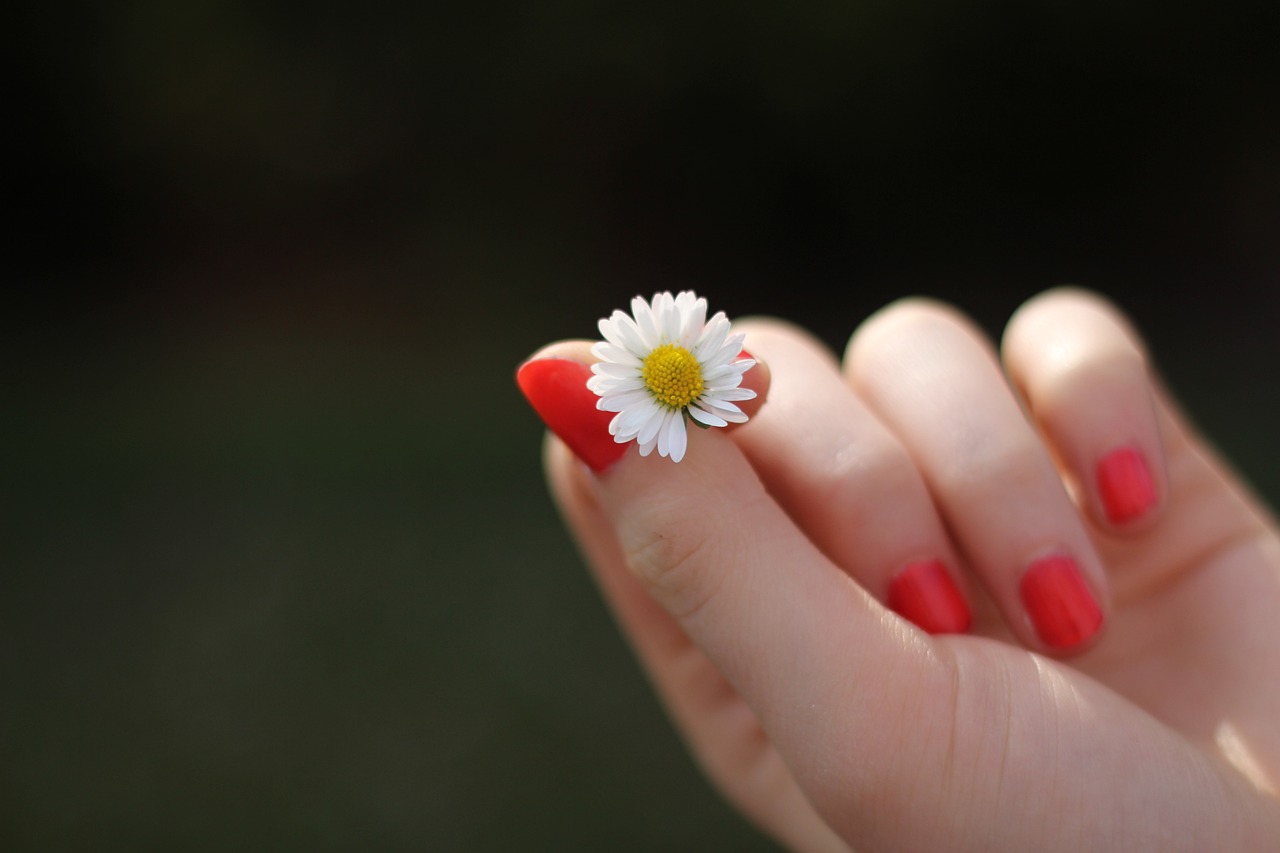 Les secrets pour des ongles parfaits : étapes d’une manucure professionnelle à domicile