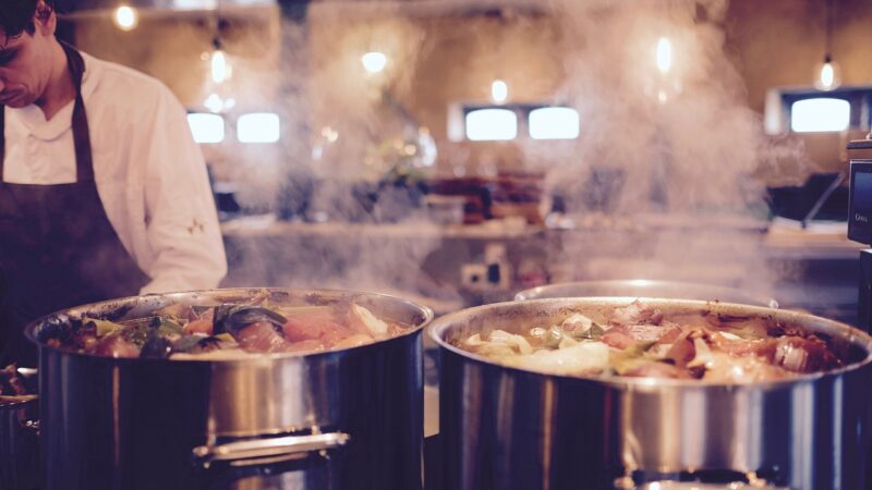 Décrasser une casseroles au bicarbonate