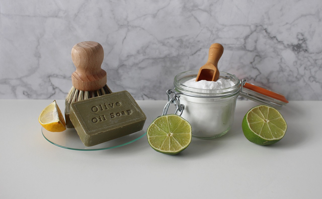 Savon et citron pour les surfaces vitrées