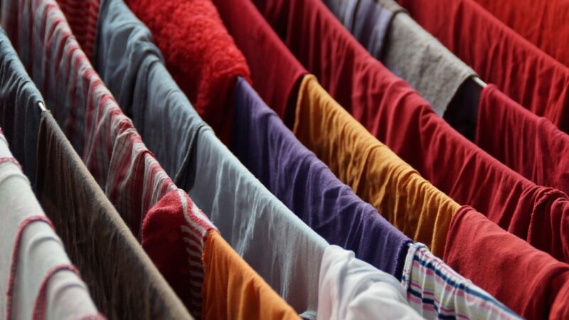 Les meilleurs conseils pour prévenir la décoloration des vêtements colorés