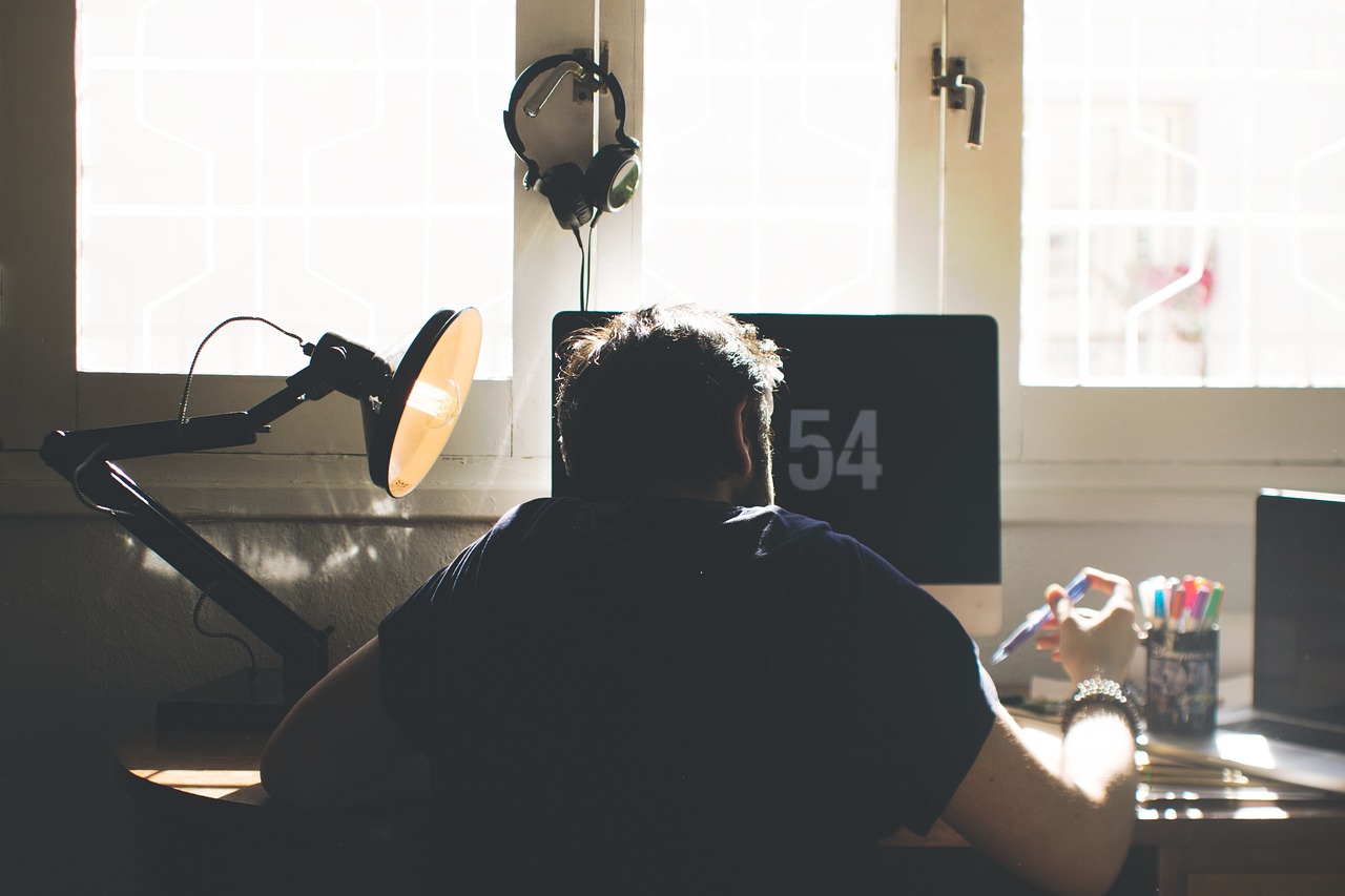 Comment améliorer votre posture au bureau : astuces pour éviter les douleurs dorsales