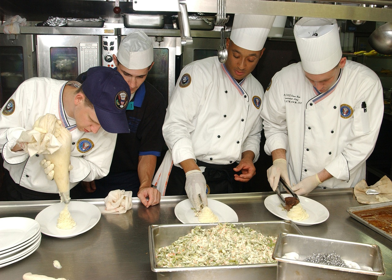 Les astuces des chefs pour gagner du temps en cuisine sans sacrifier la qualité