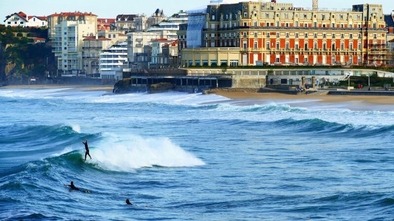 Biarritz, le paradis des surfeurs : profitez des vagues et de la culture basque