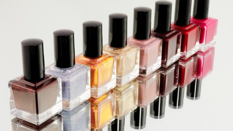 Les astuces pour éliminer les taches de vernis à ongles sur diverses surfaces