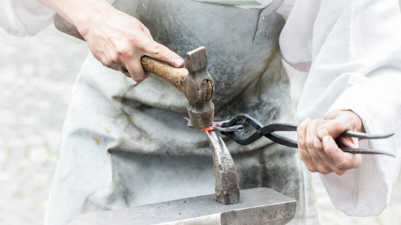 Les outils pour le travail du métal : du marteau à l’enclume