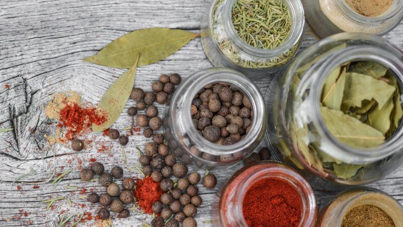 Les bienfaits des épices et des herbes pour ajouter de la saveur à vos plats