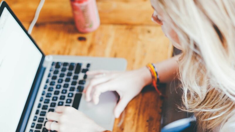 Exercices à faire au bureau pour garder la forme