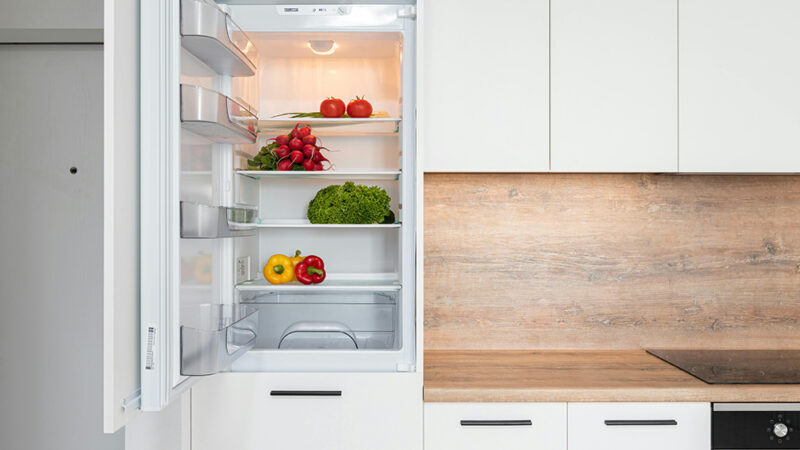 Chassez les mauvaises odeurs du frigo pour de bon avec cette astuce maligne à tester dans 3 recoins oubliés