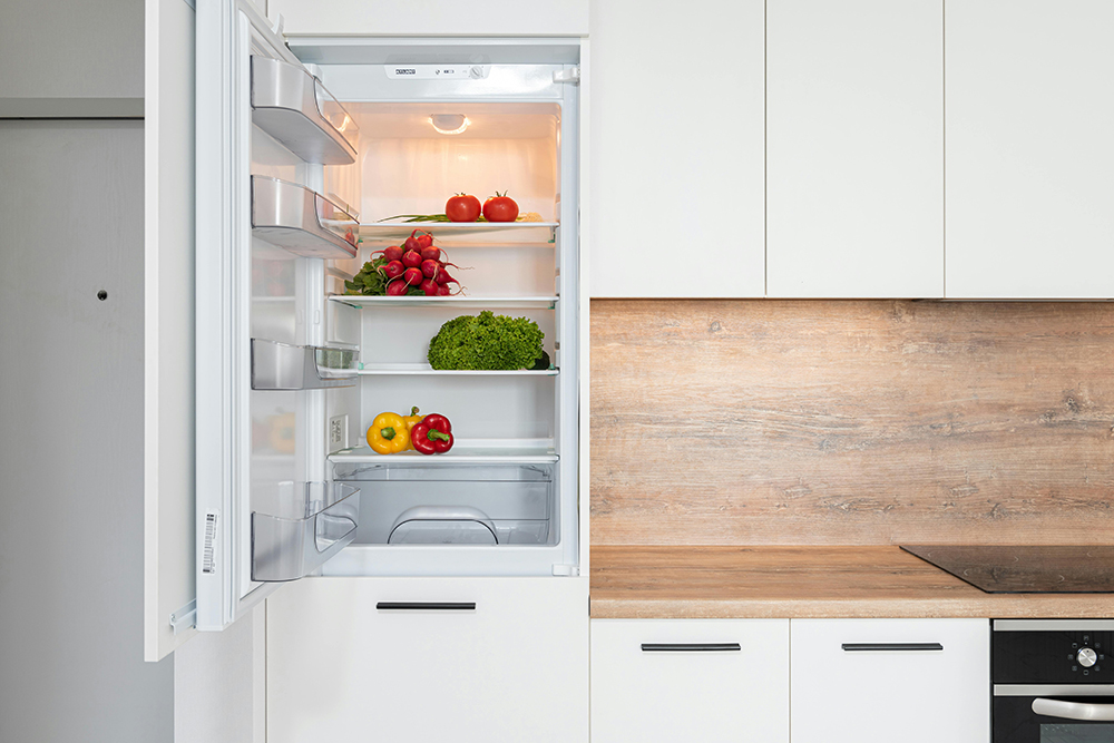 Chassez les mauvaises odeurs du frigo pour de bon avec cette astuce maligne à tester dans 3 recoins oubliés