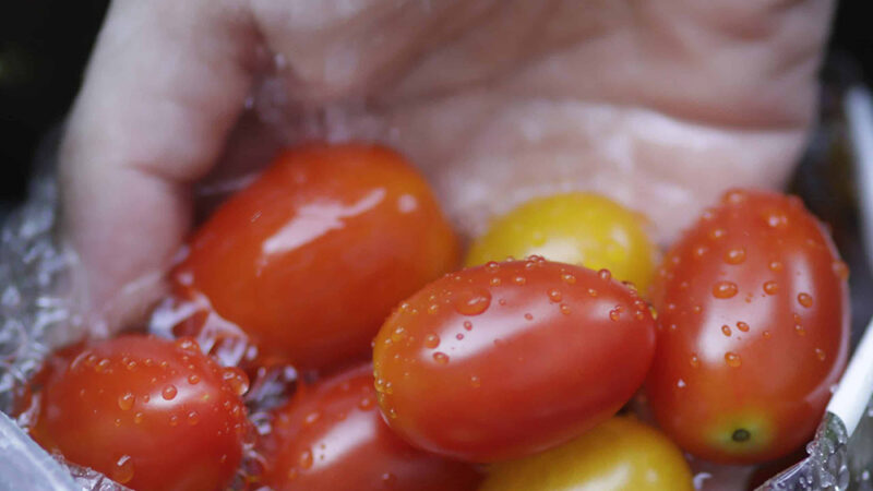 Personne ne le fait, pourtant cette méthode élimine jusqu’à 90 % des pesticides sur vos fruits et légumes