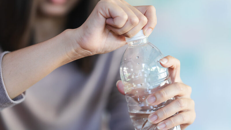 Conserver une bouteille d’eau déjà ouverte sans risque : voici le délai à ne surtout pas dépasser