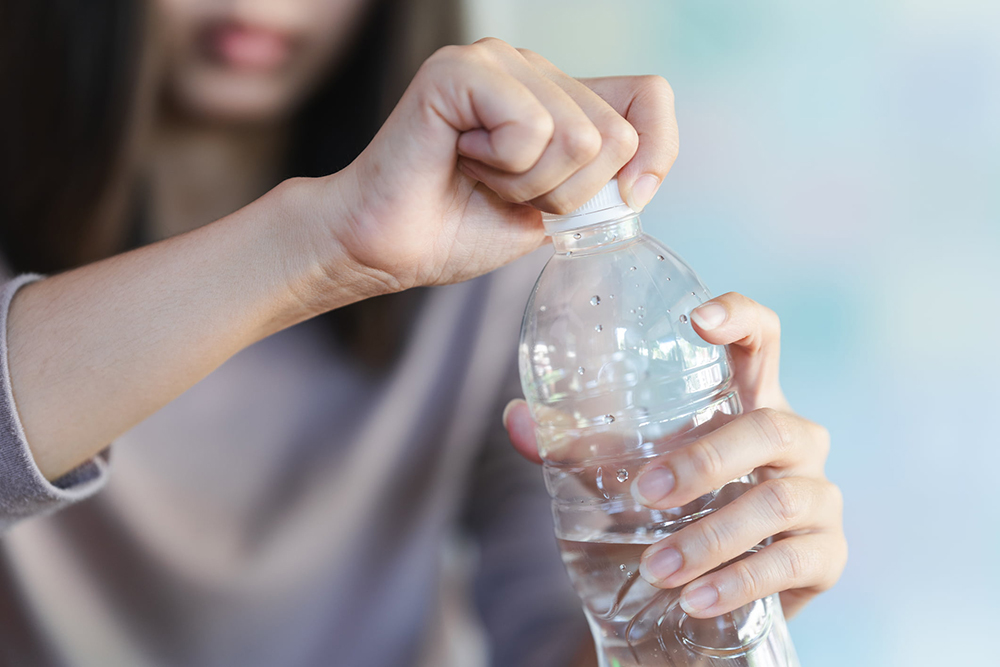 Conserver une bouteille d’eau déjà ouverte sans risque : voici le délai à ne surtout pas dépasser