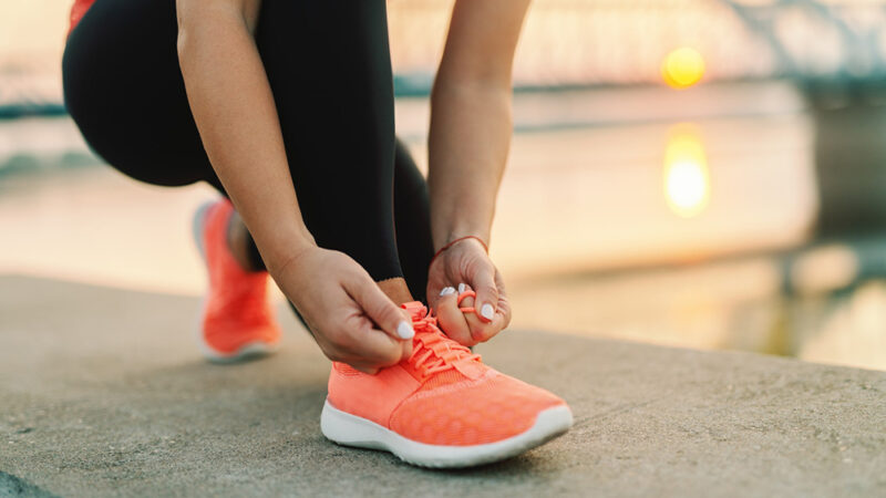 « Je n’osais plus les enlever chez les autres” 10 astuces pour enlever les mauvaises odeurs dans les chaussures