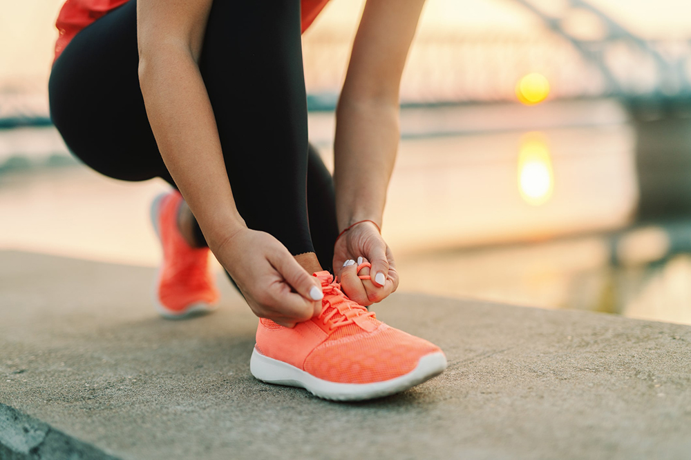 « Je n’osais plus les enlever chez les autres” 10 astuces pour enlever les mauvaises odeurs dans les chaussures