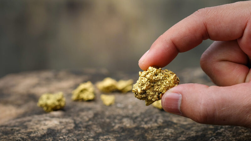 Pourquoi vous jetez probablement de l’or 22 carats sans le savoir, en vous débarrassant de ces objets courants recherchés par les ferrailleurs 