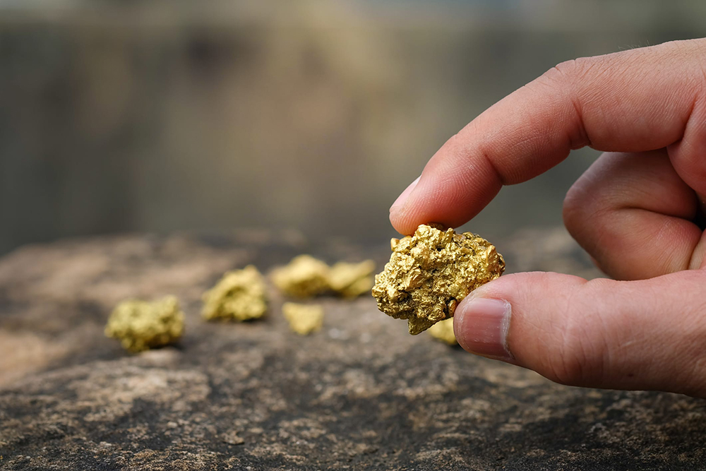 Pourquoi vous jetez probablement de l’or 22 carats sans le savoir, en vous débarrassant de ces objets courants recherchés par les ferrailleurs