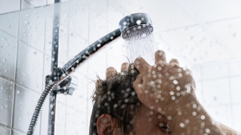 Quelle est la meilleure option : se doucher le soir ou le matin ? Les scientifiques ont la réponse