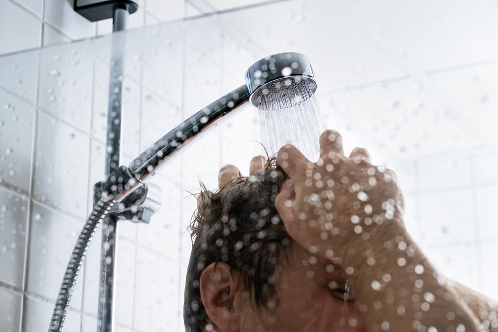 Quelle est la meilleure option : se doucher le soir ou le matin ? Les scientifiques ont la réponse