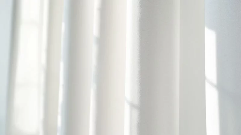 Le secret des hôtels pour des rideaux blancs éclatants sans pressing