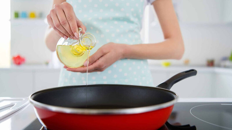 « J’ai ressorti la vieille poêle en fonte de ma grand-mère » : ce geste oublié la rend plus antiadhésive que le Teflon