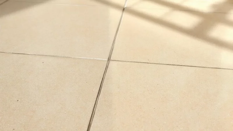 Sol collant après nettoyage : découvrez l&rsquo;astuce pour un carrelage impeccable